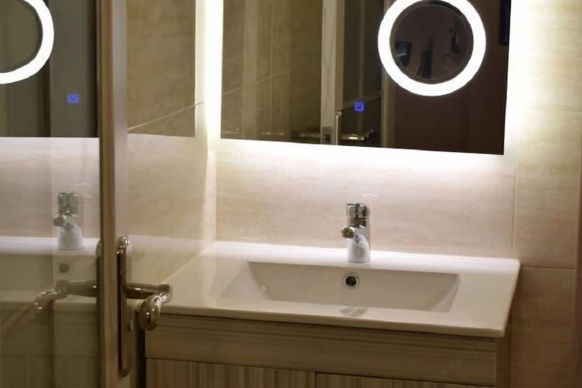 Salle de bain | Douche, douche à « effet pluie », articles de toilette gratuits
