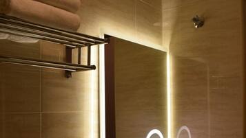 Een douche, een regendouche, gratis toiletartikelen, een haardroger