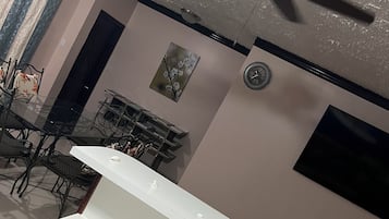 Casa, 2 habitaciones, vista al jardín | Área de sala de estar | Televisión de pantalla plana