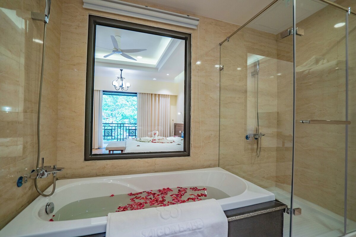 Bathroom | Free toiletries, hair dryer, bathrobes, slippers