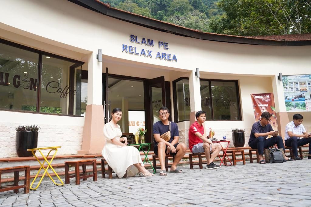 Et siddeområde uden for en bygning med et skilt, der står 'SLAM PE RELAX AREA'.