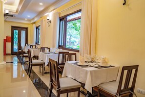 Se sirven desayunos, almuerzos, cenas y cocina local