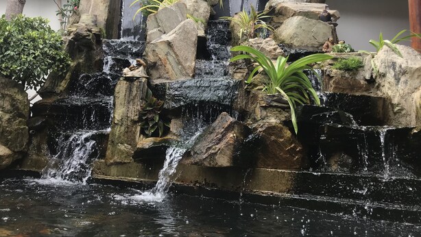 Una cascada con varios niveles de rocas y agua que cae en cascada.