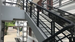Un edificio de varios niveles con escaleras y barandillas.