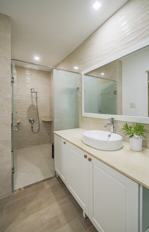 Kamar Keluarga | Kamar mandi | Shower, pengering rambut, sandal, dan handuk