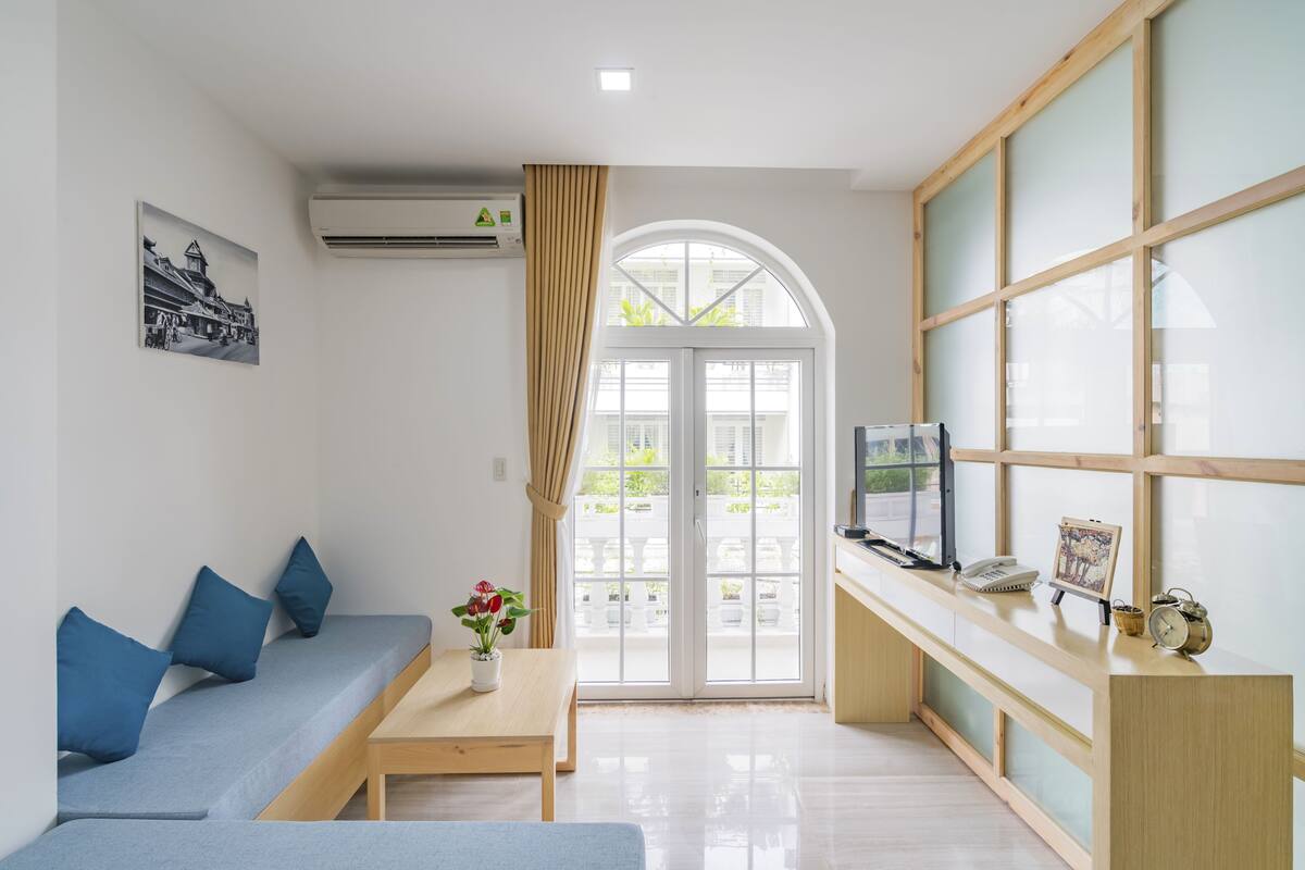 Een moderne woonkamer met een bank, een salontafel en een tv-meubel.