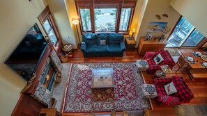 Una Smart TV, una chimenea, un reproductor de DVD, libros