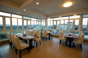 Breakfast, lunch and dinner served - Dragon King 1 Hotel Da Lat (Da Lat)