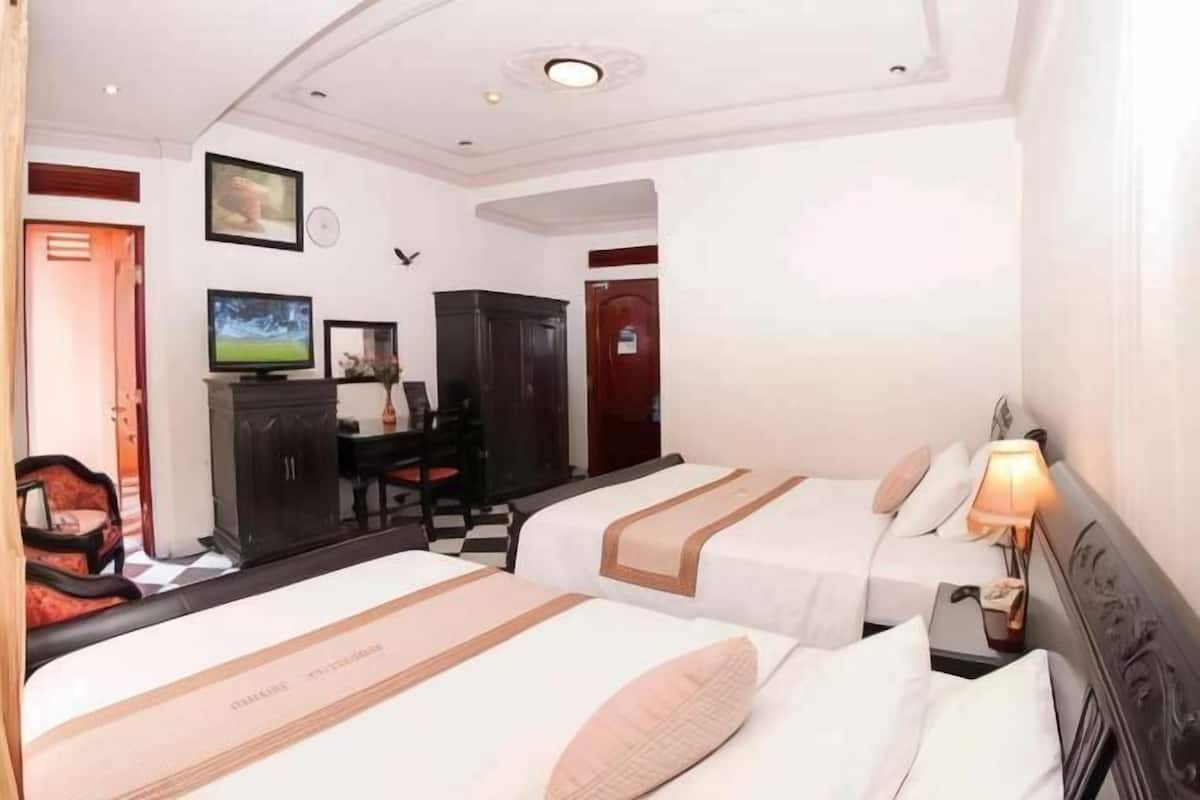 Minibar, caja de seguridad en la habitación y escritorio