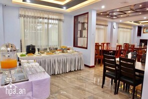 Phục vụ bữa sáng, bữa trưa và bữa tối 