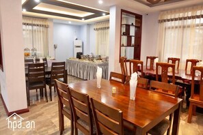 Déjeuner et dîner servis sur place, cuisine locale et internationale