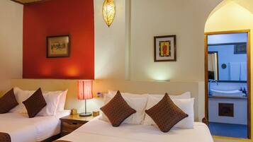 Twin kamer | Luxe beddengoed, een kluis op de kamer, individueel gedecoreerd