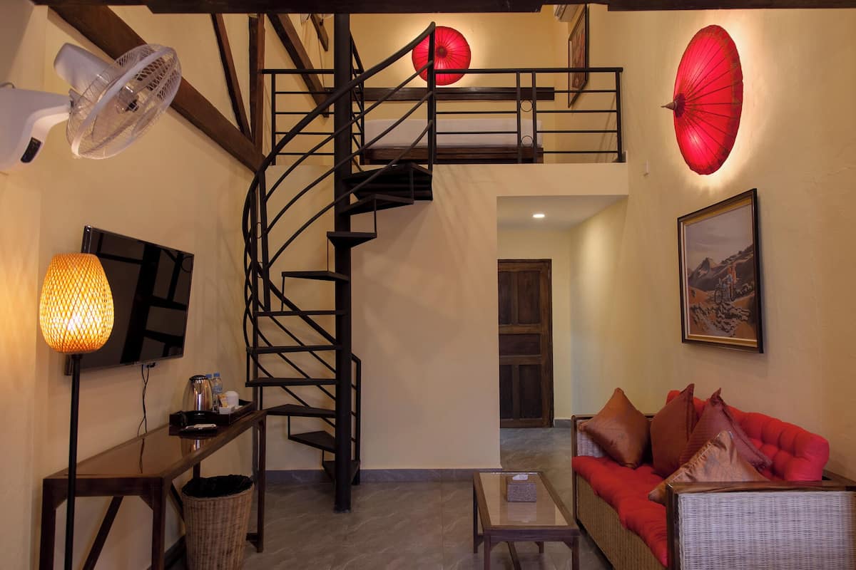 Superior Loft Room | Premium bedding, in-room safe, desk, laptop workspace