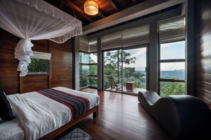 Premium bedding, down duvets, in-room safe, individually furnished - Treehouse Chalets (Imbulpe)