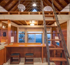 Premium bedding, down duvets, in-room safe, individually furnished - Treehouse Chalets (Imbulpe)