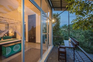 أغطية فراش متميزة وألحفة محشوة بالريش وخزنة داخل الغرفة