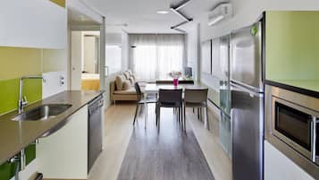 Fridge, microwave, dishwasher, coffee/tea maker