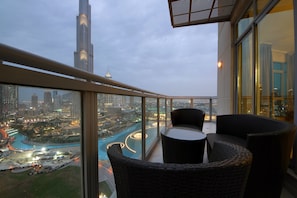 Apartment | Balcony - Signature Holiday Homes - The Penthouse (Dubai)