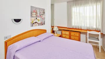 2 bedrooms, iron/ironing board, free Internet