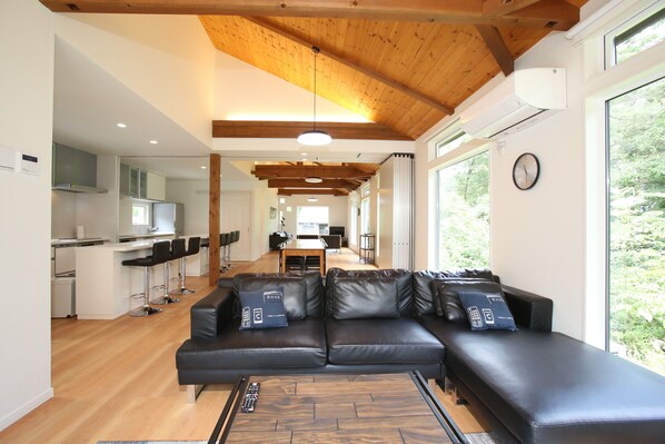 Comfort Chalet, 5 Bedrooms | Living area | TV