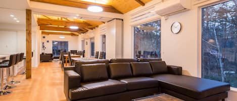 Chalet Confort, 5 chambres | Coin séjour | Télévision