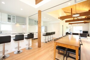 Comfort Chalet, 5 Bedrooms | Dining room