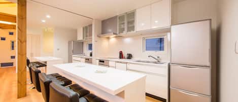 Comfort Chalet, 5 Bedrooms | Private kitchen | Fridge, microwave, oven, stovetop