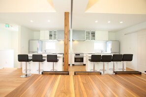 Comfort Chalet, 5 Bedrooms | Dining room