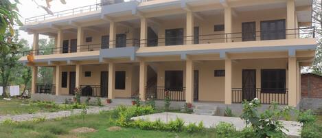 Vista frontal de la propiedad