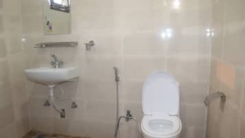 Tripla Deluxe, 1 letto a una piazza e mezza | Bagno | Doccia, soffione a pioggia