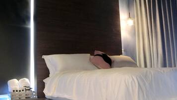 Classic Double Room | Desk, blackout drapes, soundproofing, free WiFi