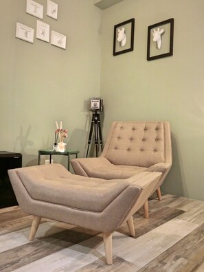 Escritorio, cortinas blackout, insonorización y wifi gratis 