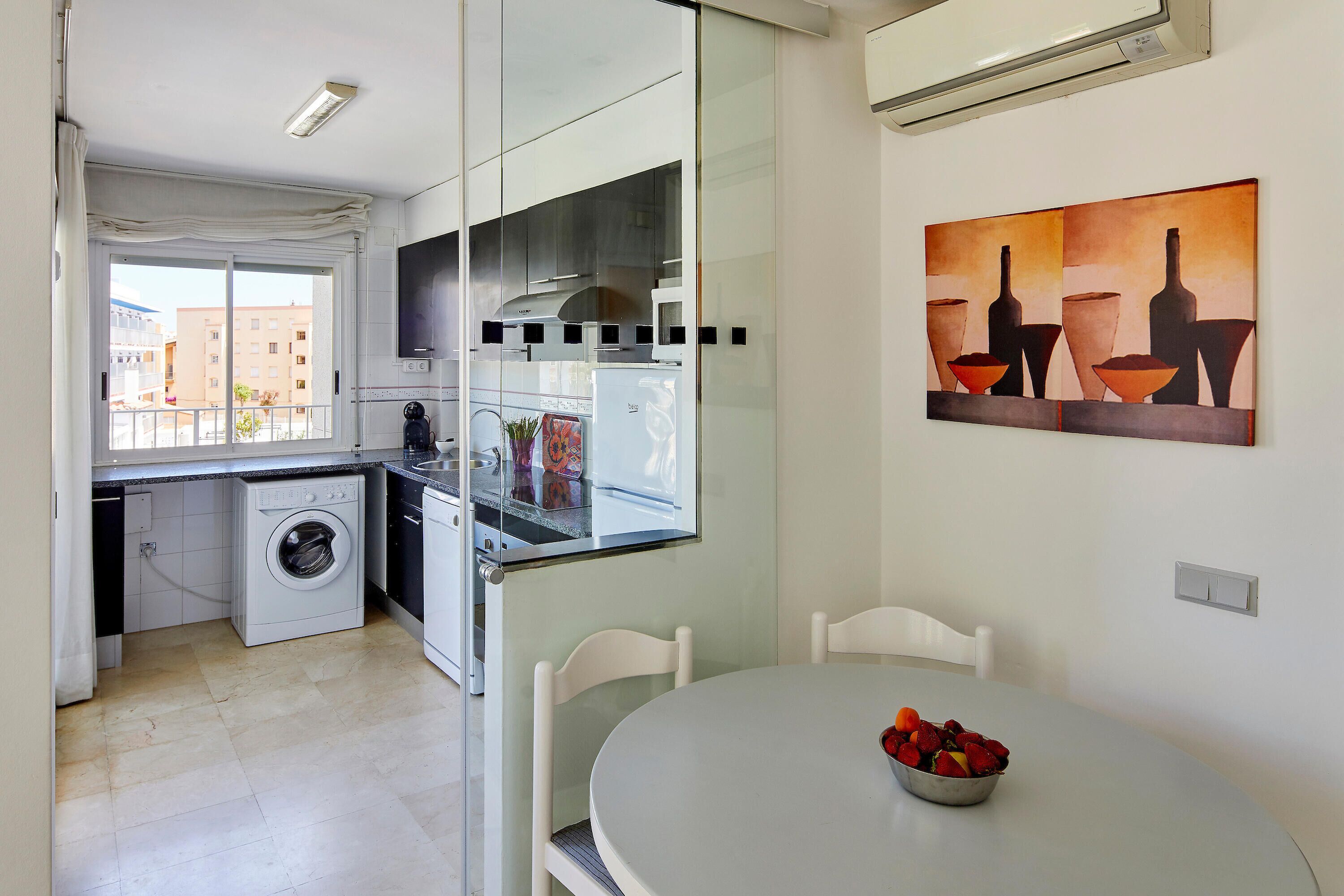 Kylskåp, mikrovågsugn, ugn och diskmaskin