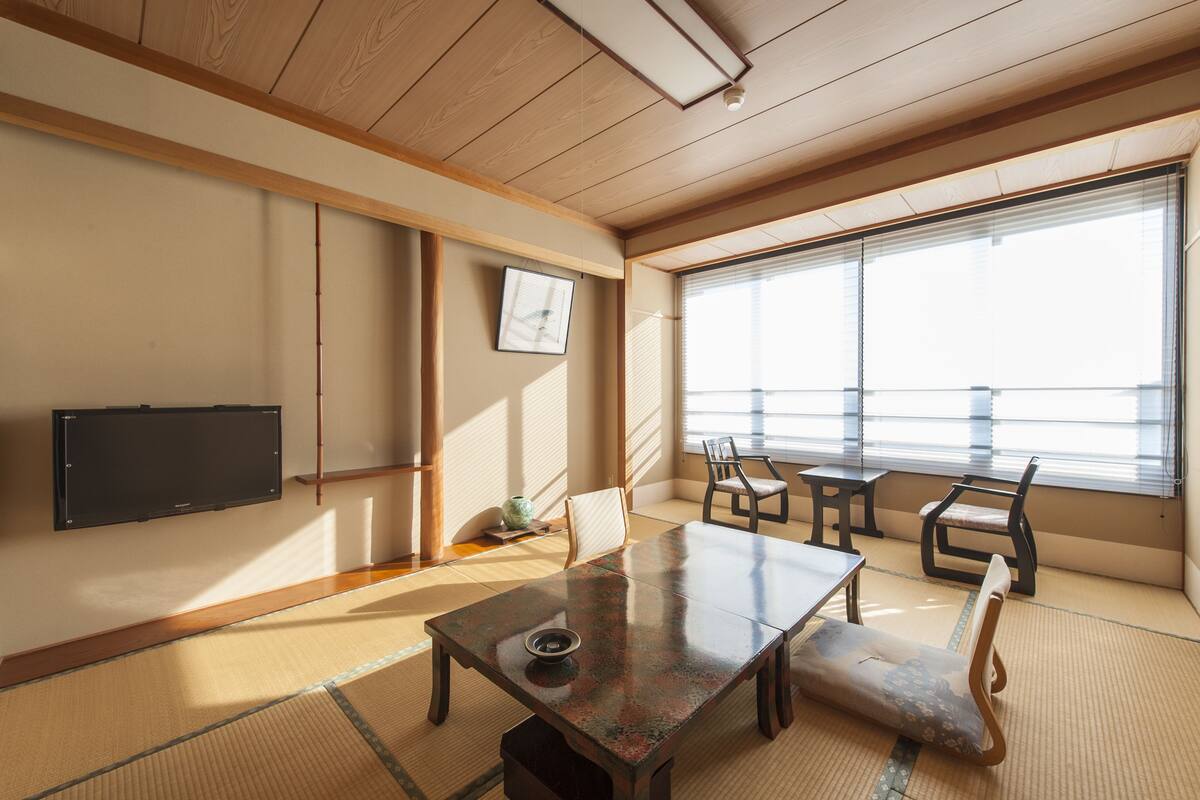 Traditionellt rum - utsikt mot havsviken (Japanese-Style, For 5 Guests) | Värdeförvaringsskåp på rummet och gratis wi-fi