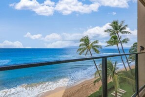 Plage, chaises longues, serviettes de plage