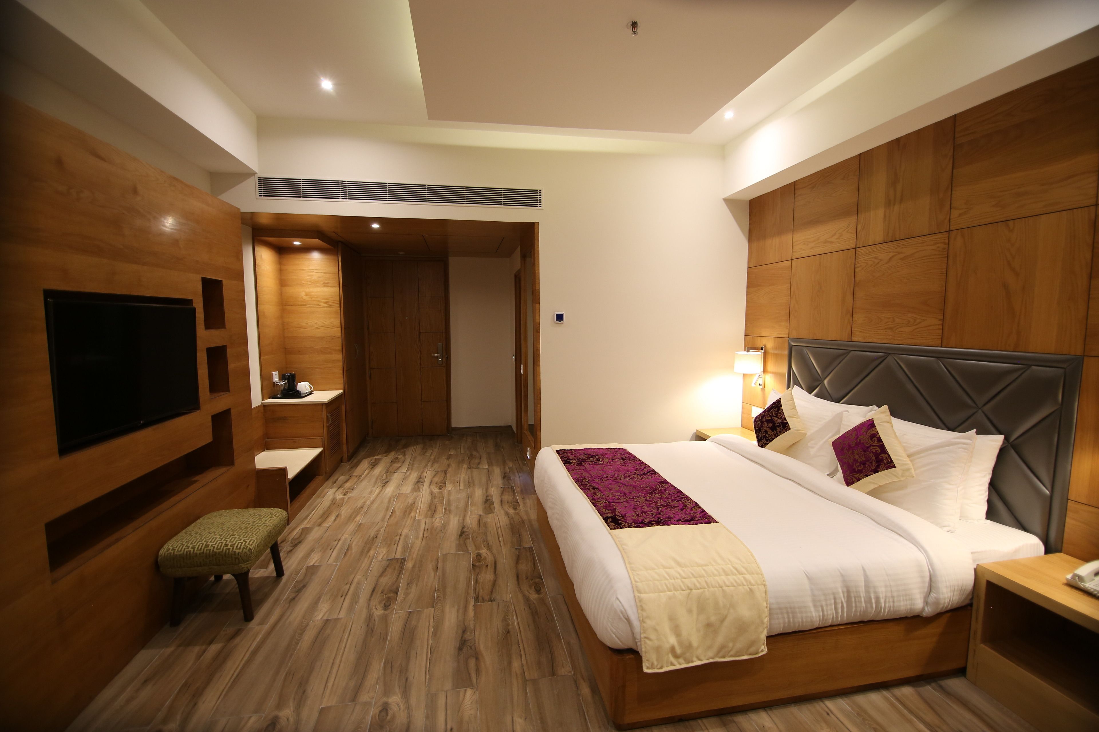 Executive Room, 1 King Bed, City View | 1 bedroom, premium bedding, in-room safe, desk