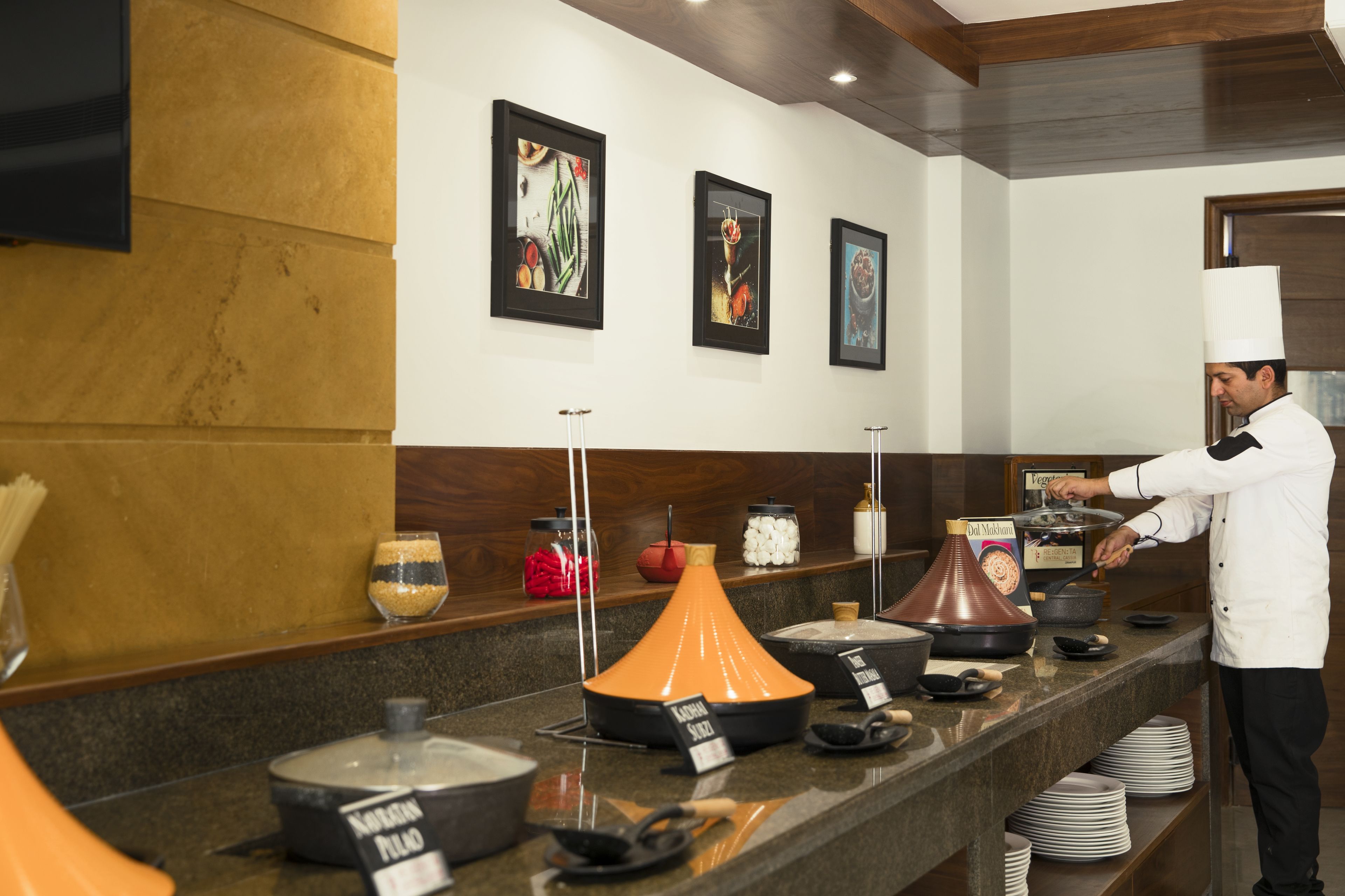 Uma mesa de buffet com diversos alimentos e acompanhamentos.