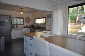 Kylskåp, mikrovågsugn, ugn och diskmaskin
