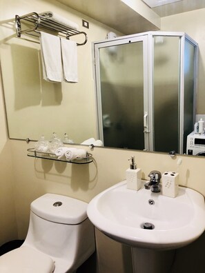 Shower, hair dryer, bidet, towels - Homey Comfy CondoTel - AVIDA (Poblacion District)