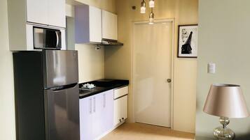 Fridge, microwave, electric kettle, cookware/dishes/utensils
