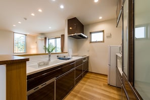 Villa | Cuisine privée | Grand réfrigérateur, micro-ondes, plaque de cuisson, four grille-pain