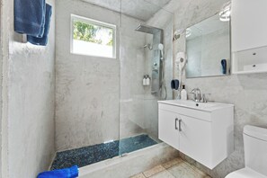Douche, sèche-cheveux, serviettes fournies