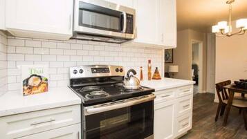 Micro-ondes, lave-vaisselle, cafetière/bouilloire