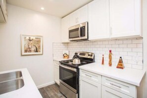 Microwave, dishwasher, coffee/tea maker, cookware/dishes/utensils - 1 bedroom 1 bath condo 7 min from sfo (San Bruno)