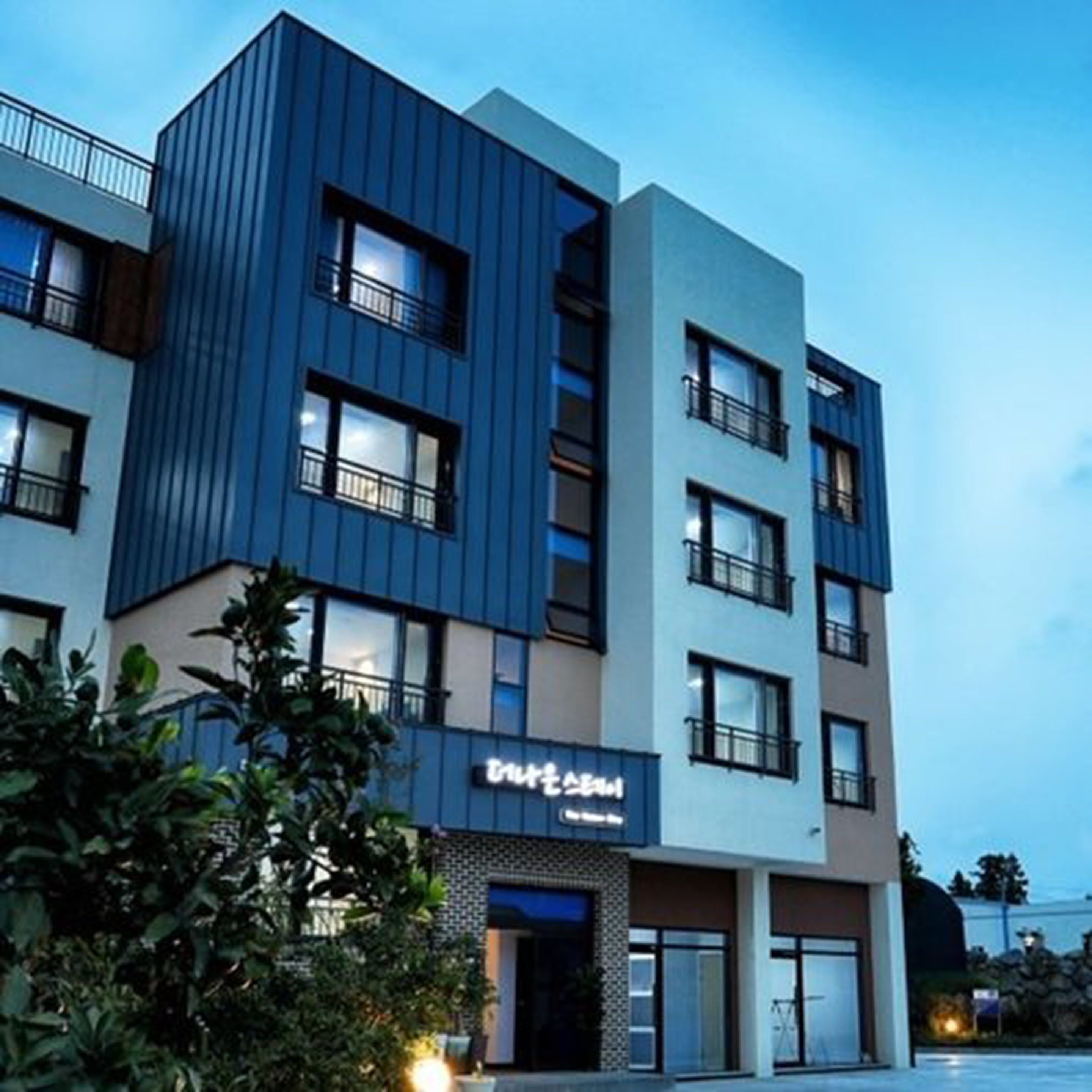 Vista frontal de la propiedad por la tarde o noche