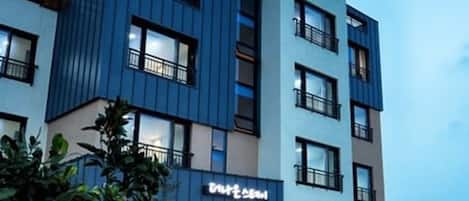 Majoituspaikan julkisivu illalla/yöllä