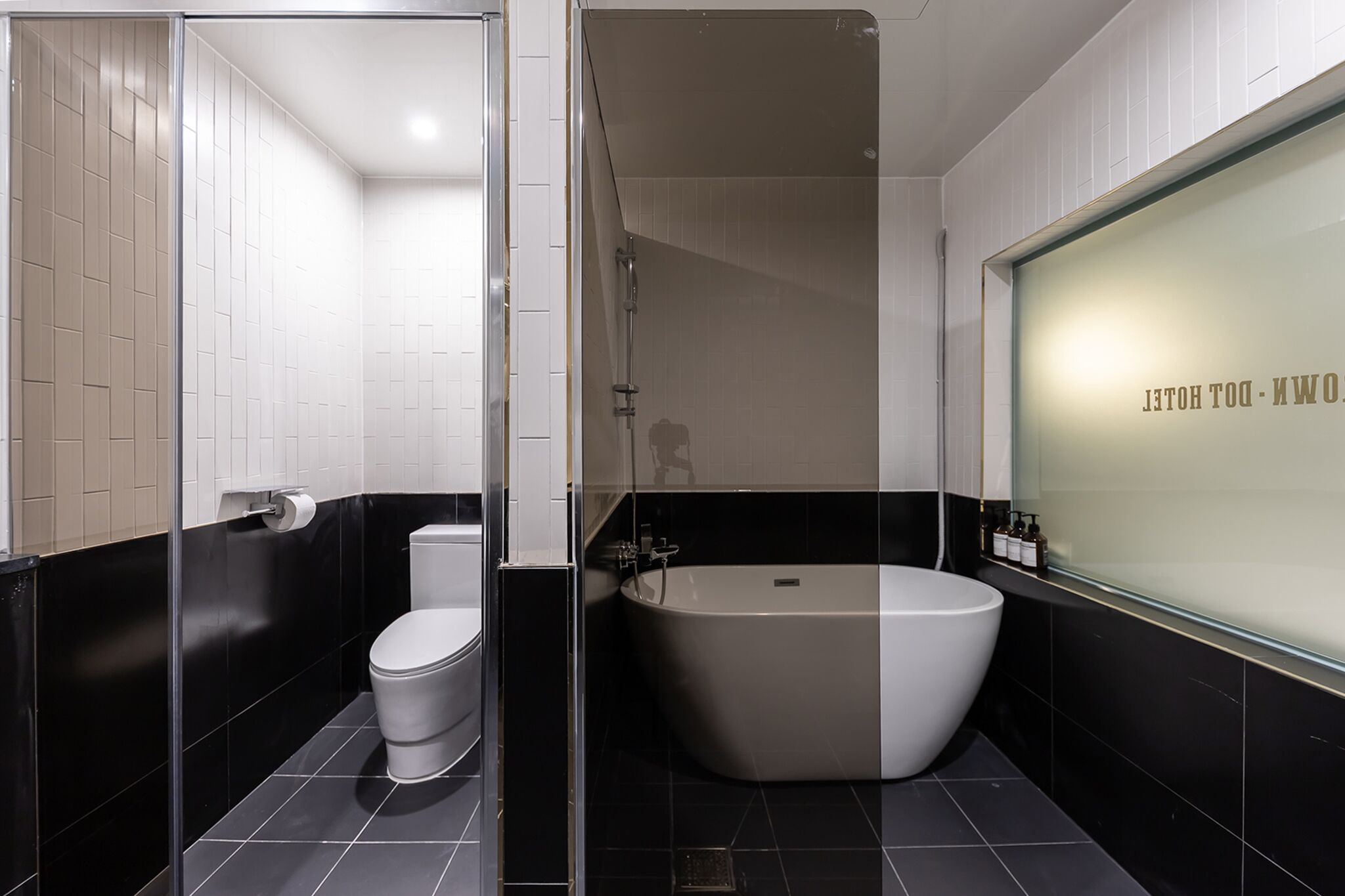 Family Suite (Breakfast Provided Except for Monday) | Badezimmer