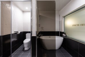 Family Suite (Breakfast Provided Except for Monday) | バスルーム | シャワー付き浴槽、深めの浴槽、バスアメニティ (無料)、ヘアドライヤー