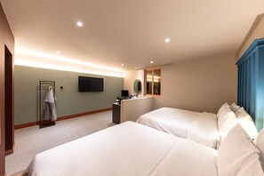Suite Twin Room (Breakfast Provided Except for Monday) | 1 chambre, chambres insonorisées, Wi-Fi gratuit, draps fournis
