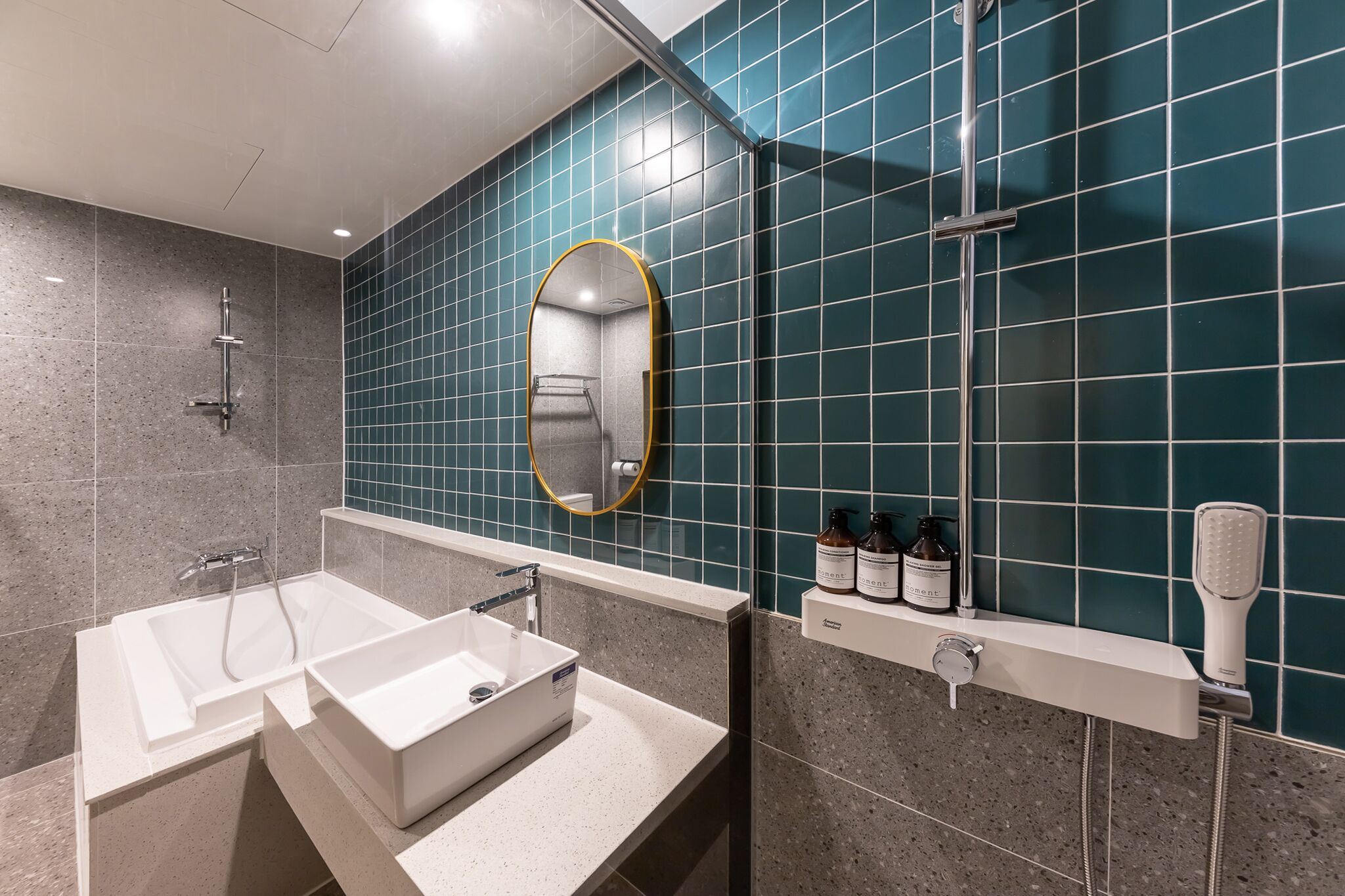 Un baño moderno con lavamanos doble, un espejo grande y una ducha.